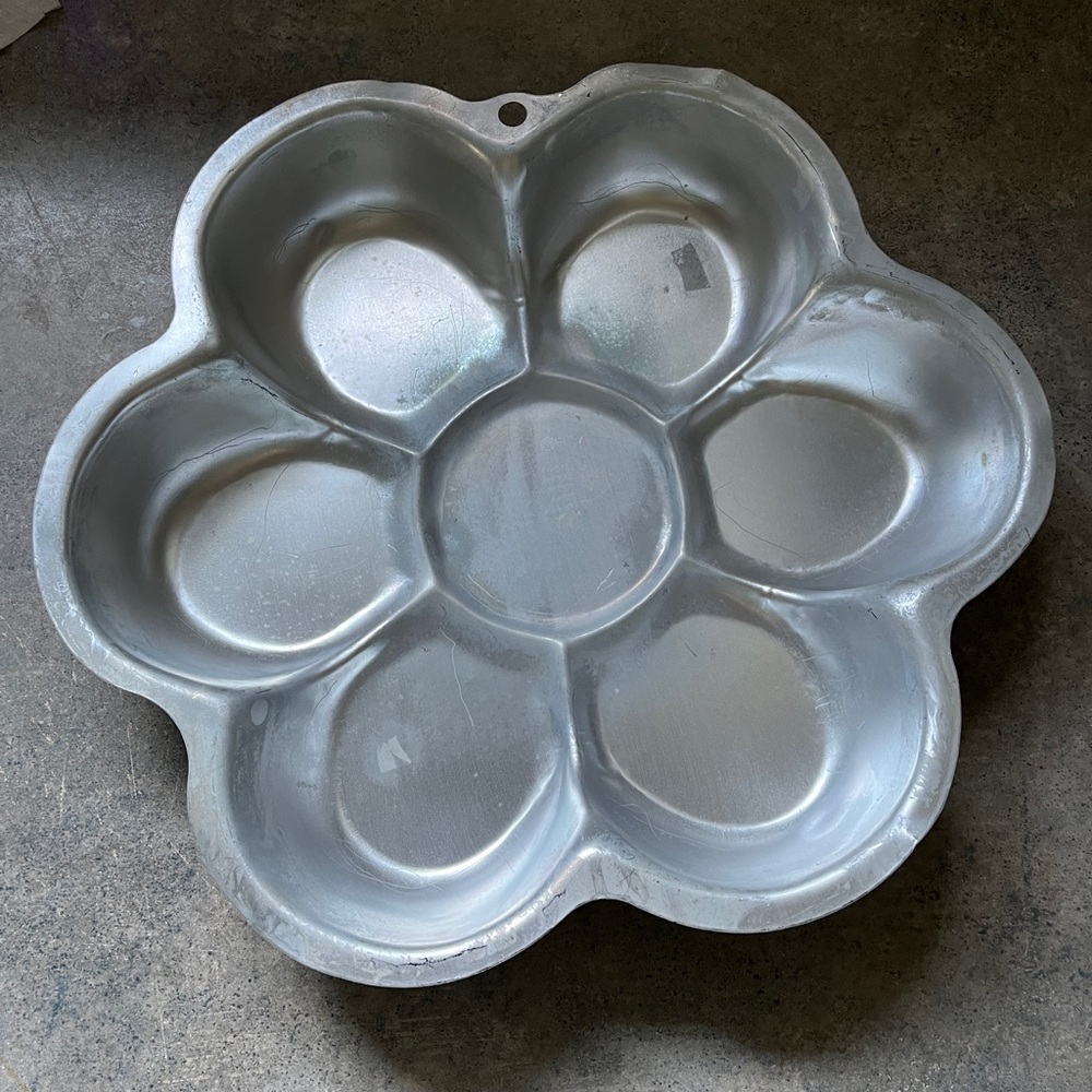 Wilton Happy Daisy Cake Pan with Instructions – Vintage Aluminum 🌼🎂